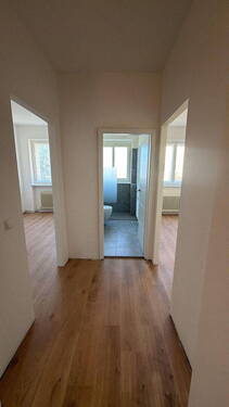 Bad und Flur - Renovierte Helle 2 Zimmer Whg mit Süd mit Balkon
