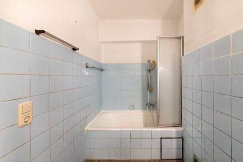 Bad mit Renovierungsbedarf - 1 Zimmer Etagenwohnung in München