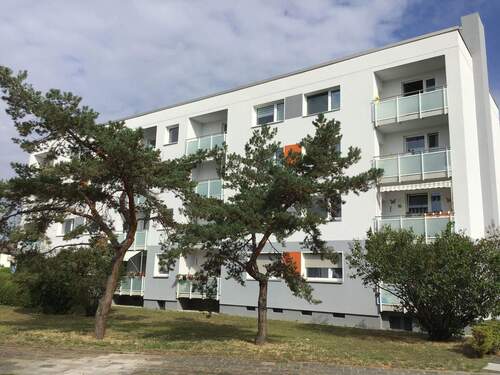 Ansicht Wohngebäude Diesel 26+28 mit Balkonen und Außenanlage - 2 Zimmer Etagenwohnung zur Miete in Lampertheim