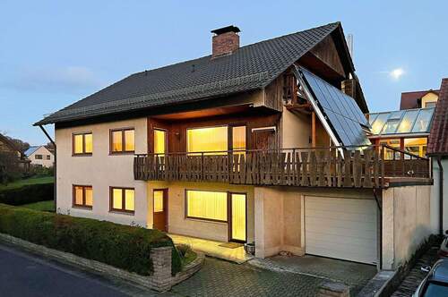 Südwestansicht abends - 6 Zimmer Einfamilienhaus zum Kaufen in Üchtelhausen