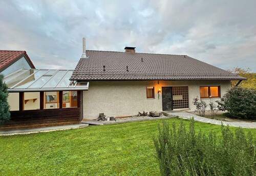 Ostansicht Dämmerung - 6 Zimmer Einfamilienhaus in Üchtelhausen