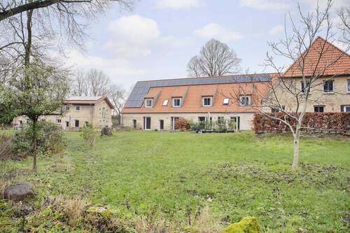 Außenansicht auf komplettes Wohnhaus - 