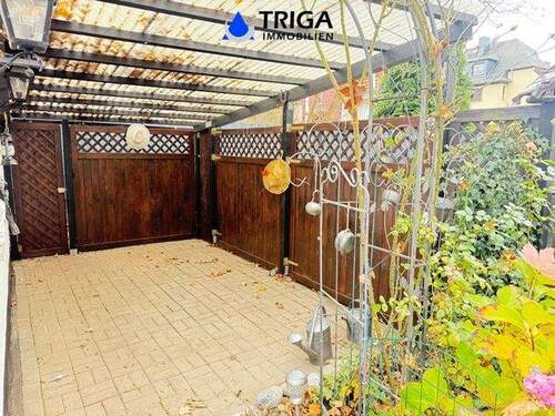 Terrasse im Garten neben Garage - 