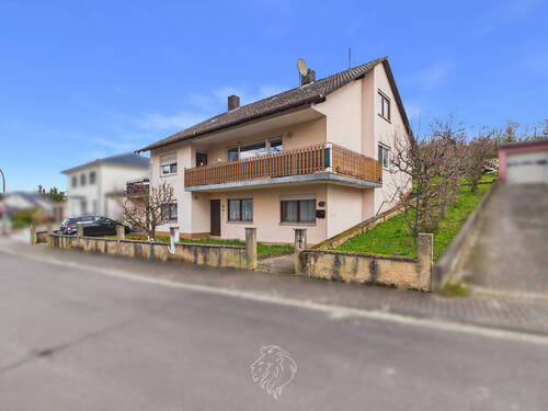 Frontansicht - Attraktives Einfamilienhaus mit Einliegerwohnung und großzügigem Grundstück in naturnaher Wohnlage