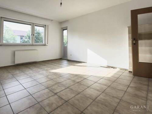 Wohnzimmer - *** Einziehen & Wohlfühlen: frisch sanierte Dreizimmerwohnung mit zwei Balkonen und Kachelofen ***