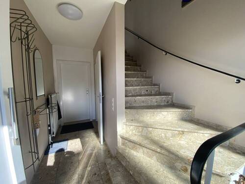 Eingangsflur mit Treppenhaus - 