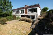 Hausansicht - Bungalow mit Atrium in grüner Waldrandlage