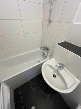 Bad mit Badewanne - 3 Zimmer Etagenwohnung in Kiel