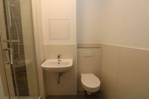 Bad mit Dusche - 1 Zimmer Etagenwohnung zur Miete in Freiberg