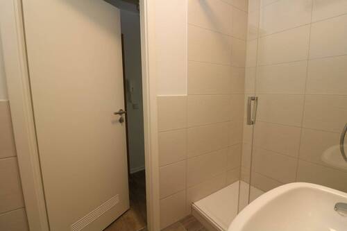 Bad mit Dusche - 1 Zimmer Etagenwohnung in Freiberg