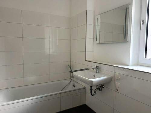 Tageslichtbadewanne mit Fenster im 1. Obergeschoss - 