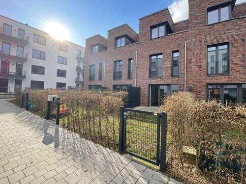 Titelbild - FAMILIEN AUFGEPASST: Modernes Reihenhaus mit 4,5 Zimmern, 2 Bädern, EBK, Terrasse, Keller u.v.m. in Hannover