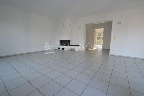 Wohnzimmer mit Kamin und Blick in Essecke - 