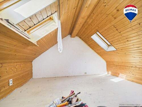 RE/MAX Immobilien DeLux Einfamilienhaus Niederlosheim Dachgeschoss - 