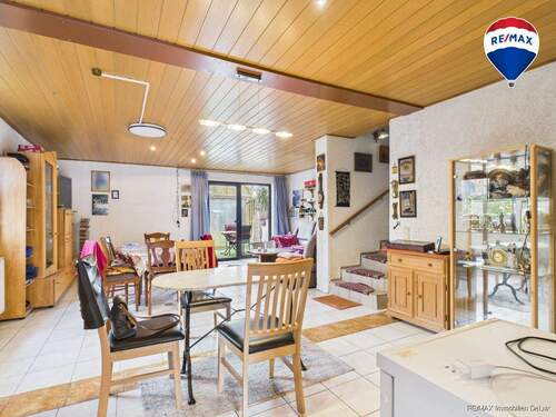 RE/MAX Immobilien DeLux Einfamilienhaus Niederlosheim Wohnzimmer - 