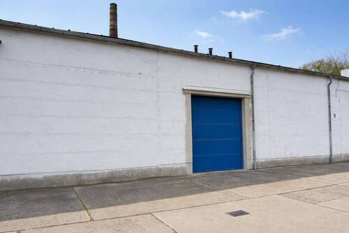 Ansicht Sektionaltor - Halle zur Miete in Dohna