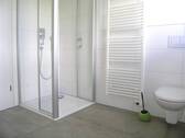 Bad mit bodentiefer Dusche - 
