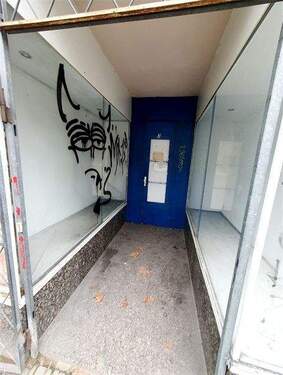 Schauskasten, Straßeneingang - 