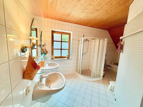 Badezimmer OG - 7 Zimmer Einfamilienhaus in Windorf