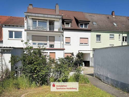 Titelbild mit Logo - Charmante 3-Zimmer-Dachgeschosswohnung mit sonnigem Balkon und Garten in Hockenheim