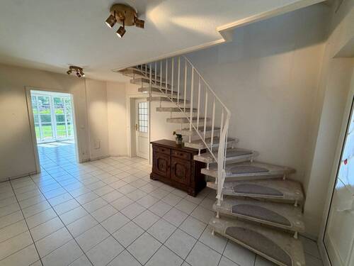 Flur mit Treppe zum OG - 