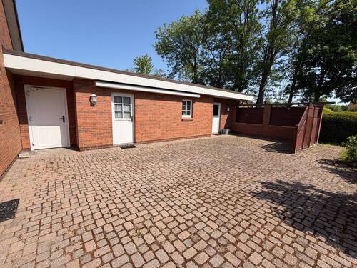 Terrasse mit Zugang zu Garagen - 