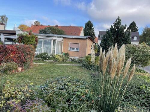 Blick von der Garage - Von Privat ! Einfamilienhaus mit Garage und Sonnengrundstück