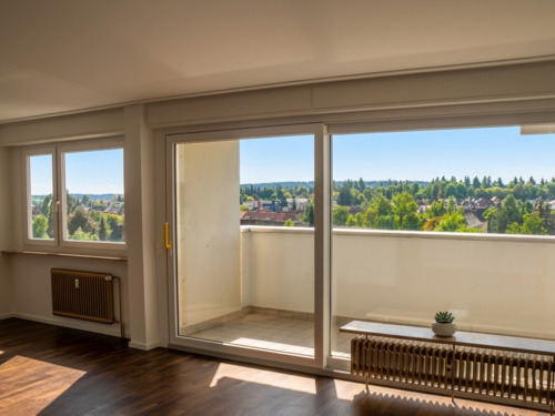 Wohnzimmer mit Zugang auf den Balkon - Große 4-Zi.-Whg., VS-Villingen!!! 7.OG, ca. 130m² Wfl.,großer Balkon, HSM-Service!!! Renoviert & sehr gut vermietet!!!