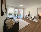 Wohnzimmer (Ki-Homestaging) - Erdgeschosswohnung mit beeindruckender Wohnfläche, Terrasse und elegantem Raumzuschnitt.
