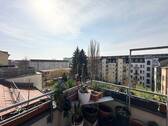 Südbalkon - Top Sanierte 2,5-Zimmer DG-Wohnung mit Balkon, Aufzug und Stellplatz im beliebten Striesen