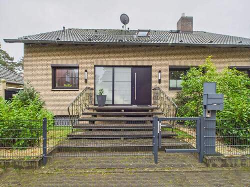 Hauseingang - 4 Zimmer Mehrfamilienhaus, Wohnhaus zum Kaufen in Garbsen