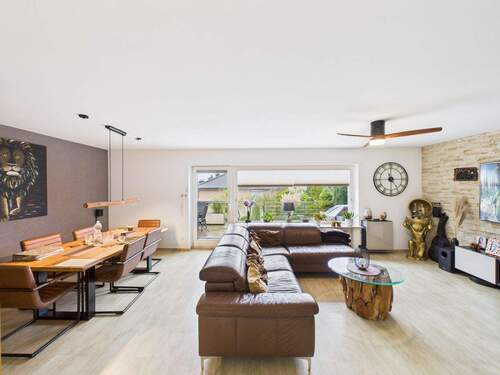 Wohn- und Esszimmer - Mehrfamilienhaus, Wohnhaus mit 152,30 m² in Garbsen zum Kaufen