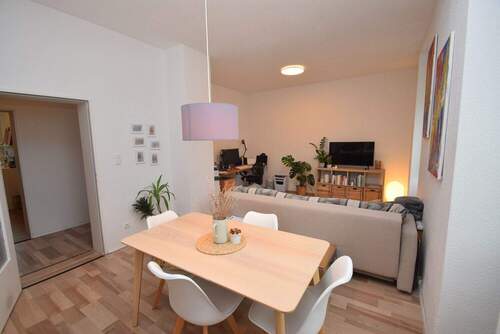 Wohn-Essbereich - Charmante Zwei-Zimmer-Wohnung in zentraler Lage