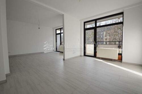 Wohn- und Esszimmer mit Balkonzugang - 