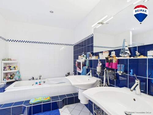 RE/MAX Immobilien DeLux Einfamilienhaus Mettlach-Weiten Badezimmer OG - 