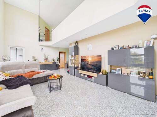 RE/MAX Immobilien DeLux Einfamilienhaus Mettlach-Weiten Wohnzimmer - 