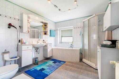 Badezimmer EG - 4 Zimmer Einfamilienhaus in Berlin