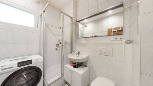 Tageslichtbad mit Dusche - Etagenwohnung mit 81,00 m&sup2; in Stuttgart zum Kaufen