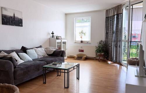 Wohnzimmer - Gemütliche Wohnung mit Balkon und Garagenstellplatz