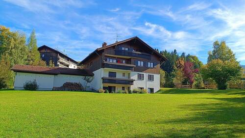 gesamtes Anwesen - von privat: Gemütliche 3-Zimmer DG-Wohnung in Wertach, voll ausgestattet, frei, zu verkaufen