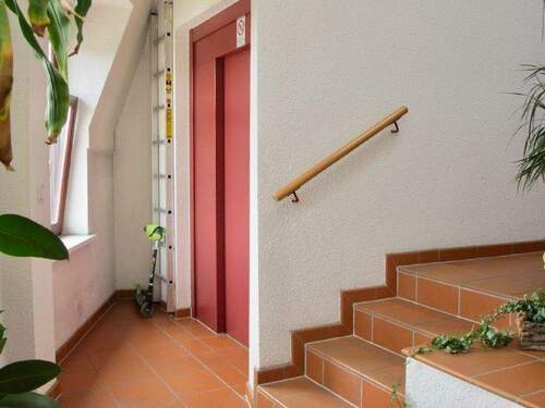 Treppenhaus mit Lift - 