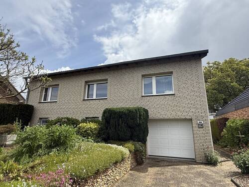 Straßenansicht rechts - 4 Zimmer Einfamilienhaus zum Kaufen in Hürtgenwald / Gey