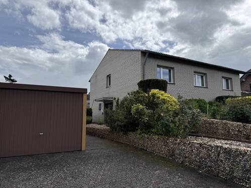 Straßenansicht links - 4 Zimmer Einfamilienhaus in Hürtgenwald / Gey