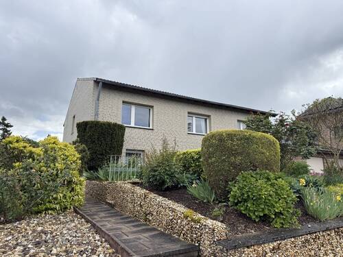 Straßensicht links - Einfamilienhaus mit 93,00 m&sup2; in Hürtgenwald / Gey zum Kaufen