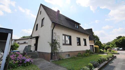 Frontansicht links - Preissenkung! Charmanter Altbau mit großem Garten und vielen Möglichkeiten!