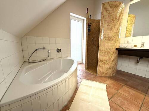 ...Badewanne und bodengleicher Dusche - 