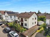 AUSSENANSICHT - MODERNISIERUNGSPOTENTIAL TRIFFT RAUM - Zweifamilienhaus in Rödermark-Urberach