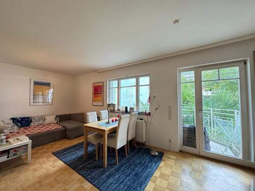 Wohnzimmer mit Zugang Balkon und Garten - 