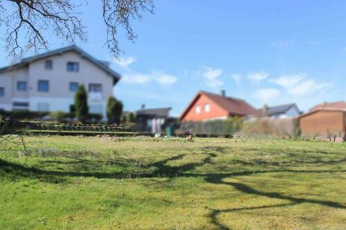 Blick auf Nachbarhaus - 'Vom Grundstück zum Lebenstraum - Jetzt beginnt Ihre Geschichte in Heidenrod-Dickschied'