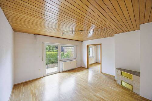 Wohnzimmer - 6 Zimmer Einfamilienhaus zum Kaufen in Sachsenheim